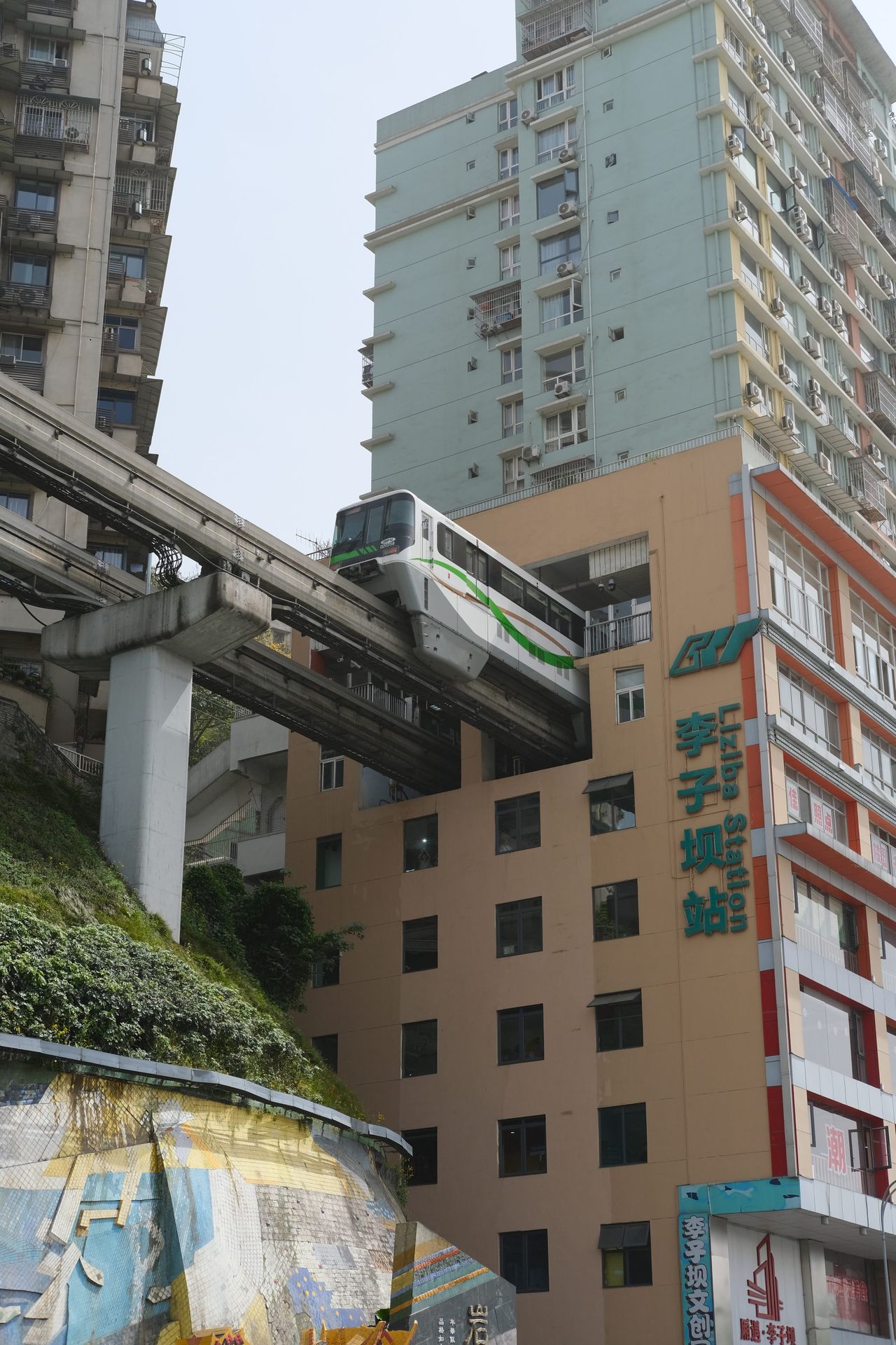 A Line 2 monorail slicing through the Liziba residential block