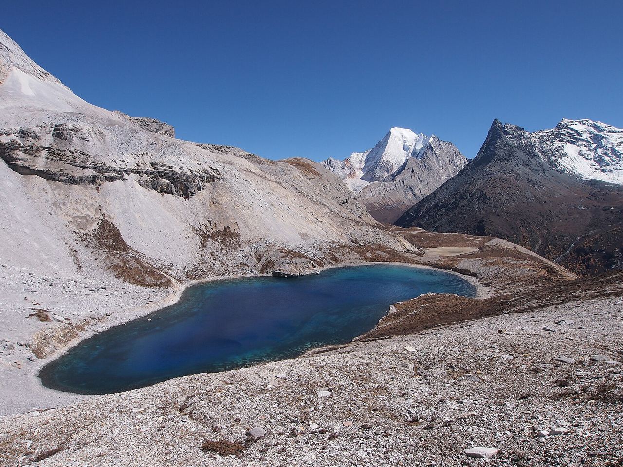 Five Colour Lake, the highest point of the walk at roughly 4,700 metres