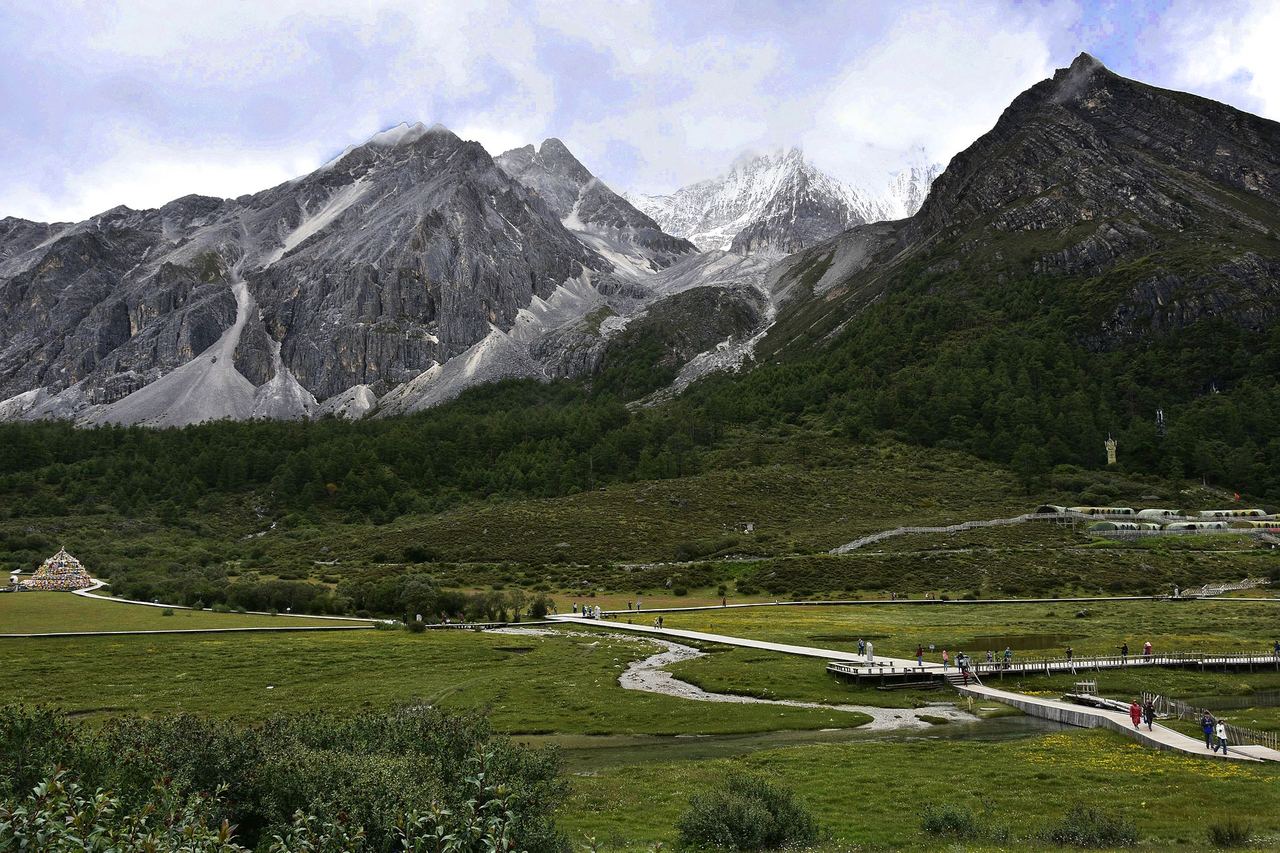 Luorong Pasture, with the peaks standing around it