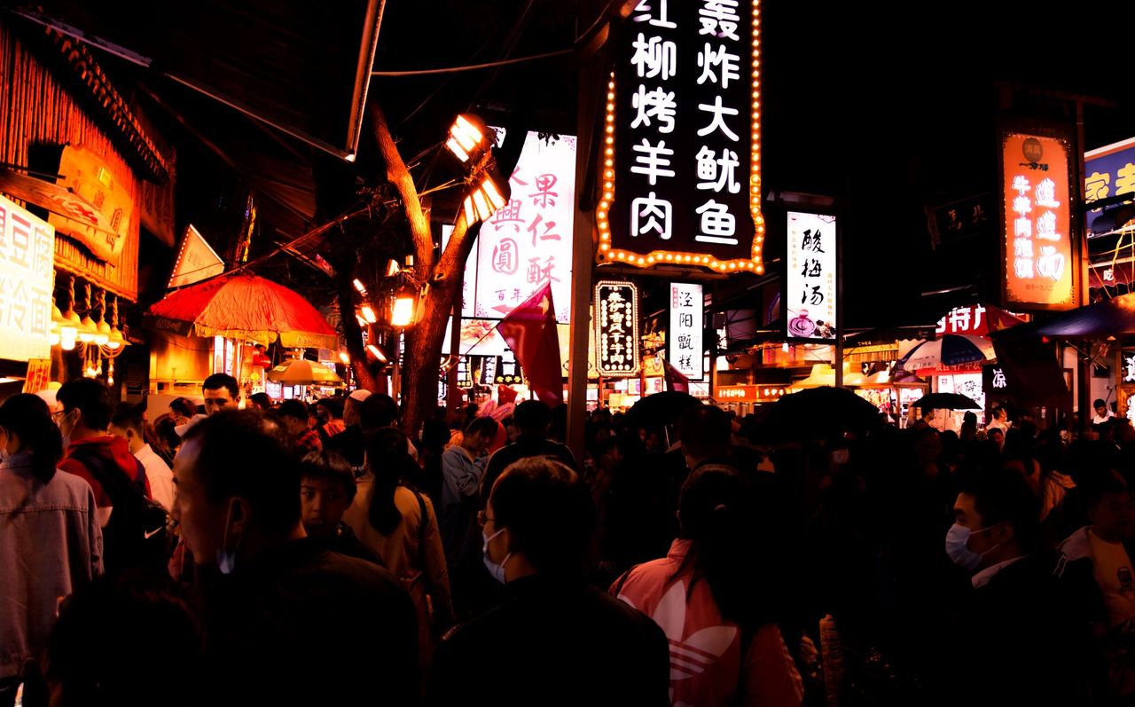 A food stall in the Muslim Quarter, steam and red lanterns